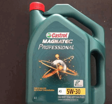"Giới thiệu dầu nhớt ô tô cao cấp Castrol Magnatec Professional A5 5W-30
Castrol Magnatec là một trong những nhãn hiệu dầu nhớt được tin cậy nhất trên thế giới
Không chỉ là dầu nhớt,đó là công nghệ bôi trơn bảo vệ động cơ tránh những rắc rối thường gặp như cặn bùn và cặn piston ở nhiệt độ cao.Động cơ hiện đại làm viêc trong điều kiện vận hành nóng hơn và khắc nghiệt hơn nên cần được bảo vệ tốt hơn.
Cặn bùn có thể làm nghẽn các đường dẫn dầu nhớt chính trong động cơ và nếu không được xử lý, cặn bùn có thể làm giảm công suất động cơ, dẫn đến làm giảm tuổi thọ động cơ.Castrol Magnatec – nhớt ôtô với công thức hai tác động giúp làm sạch cặn bùn và ngăn chặn việc hình thành cặn bùn mới tốt hơn so với các tiêu chuẩn kỹ thuật khắc nghiệt:
Bảo vệ chống cặn bùn tốt hơn 25% so với tiêu chuẩn API SN/CF*.
Bảo vệ hiệu quả chống cặn piston ở nhiệt độ cao.
Bảo vệ tối ưu chống suy giảm độ nhớt và phân hủy nhiệt của dầu nhớt.
Dầu gốc và phụ gia chống mài mòn chất lượng cao giúp kéo dài tuổi thọ động cơ.
Giảm thiểu hao nhớt."